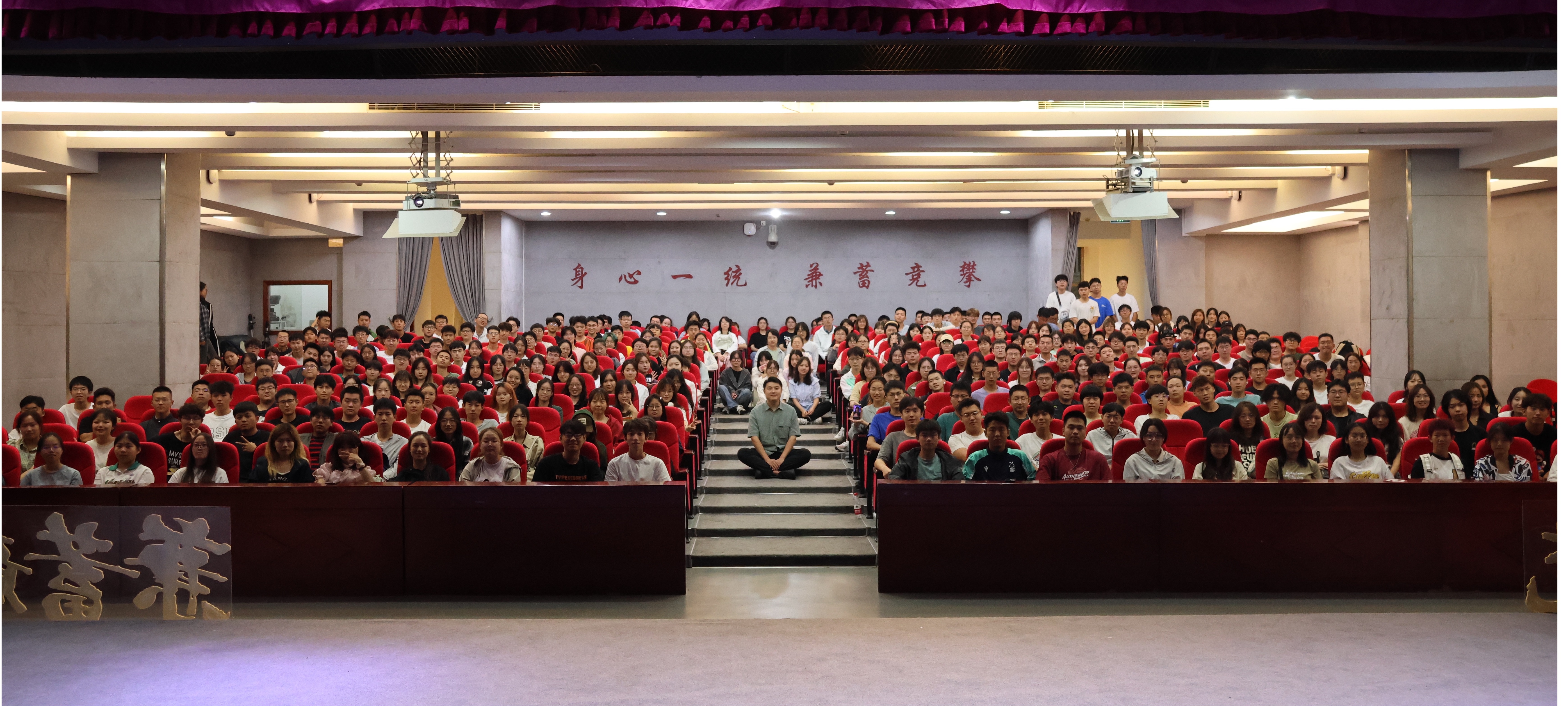 bwin必赢2023级本科新生入学教育大会合影